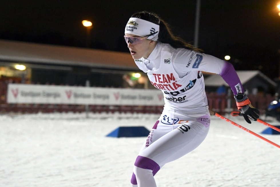 Jasmin Kähärä maastohiihdon Suomen cupin naisten vapaan hiihtotavan viiden kilometrin kilpailussa Vantaan Hakunilassa tammikuussa 2022. LEHTIKUVA / JUSSI NUKARI