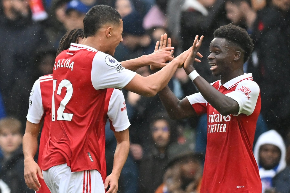 Arsenalin William Saliba ja Bukayo Saka juhlivat voittoa Chelseasta. LEHTIKUVA/AFP