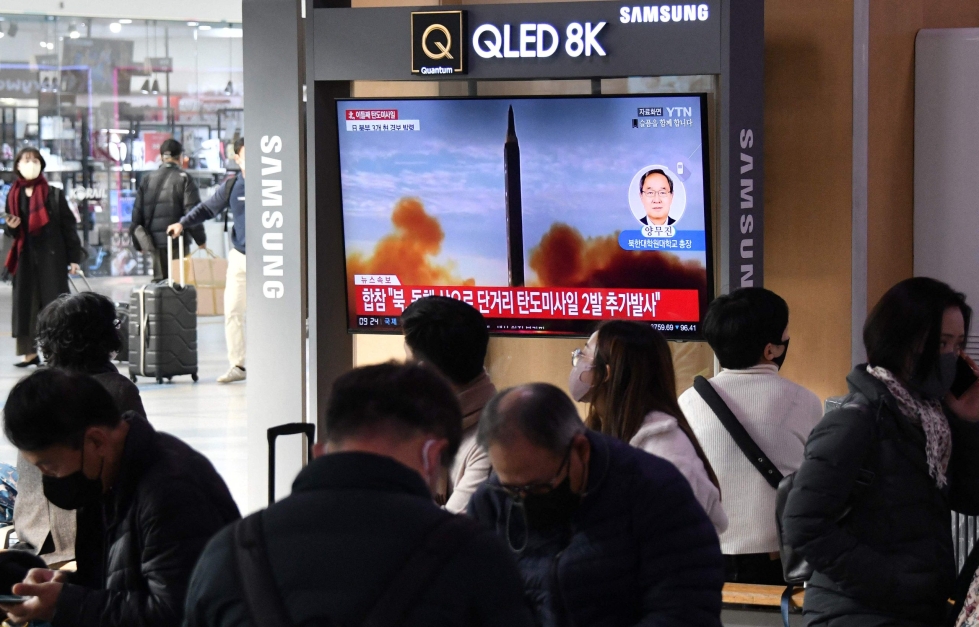 Etelä-Korea sanoo pohjoisnaapurinsa laukaisseen torstaina ainakin kolme ohjusta. Etelä-Koreassa televisiouutisissa esitettiin torstaina arkistokuvaa Pohjois-Korean aiemmista ohjuskokeista. LEHTIKUVA/AFP