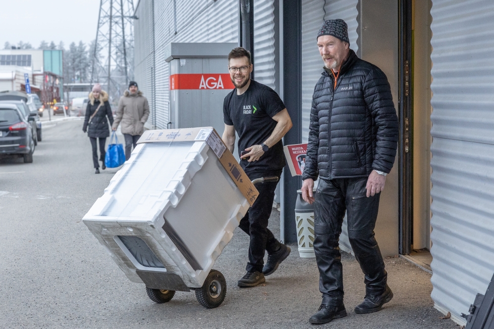 Gigantin varastovastaava Vesa Leinonen kärräsi uuden astianpesukoneen Jukka Muikun autoon. Muikku osti uuden koneen hajonneen tilalle.