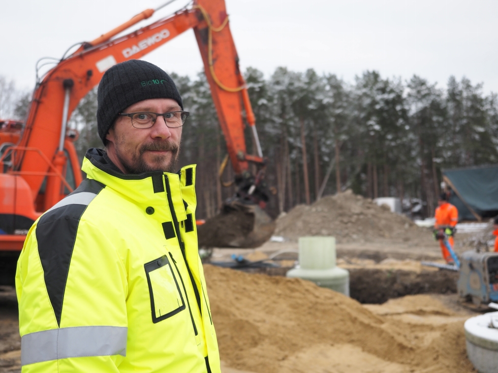 BioKympin tuotantoinsinööri Tomi Ikonen kertoo, että biokaasulaitoksen rakentaminen on jo alkanut. Valmista pitäisi olla keväällä.