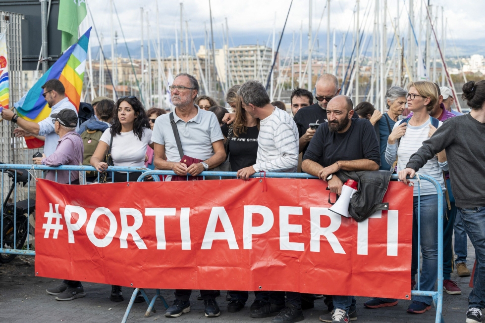 Ihmisiä osoittamassa mieltään 35 miespuolisen siirtolaisen puolesta, joilta Italia kielsi pääsyn maahan Humanity 1 -alukselta sunnuntaina. LEHTIKUVA/AFP