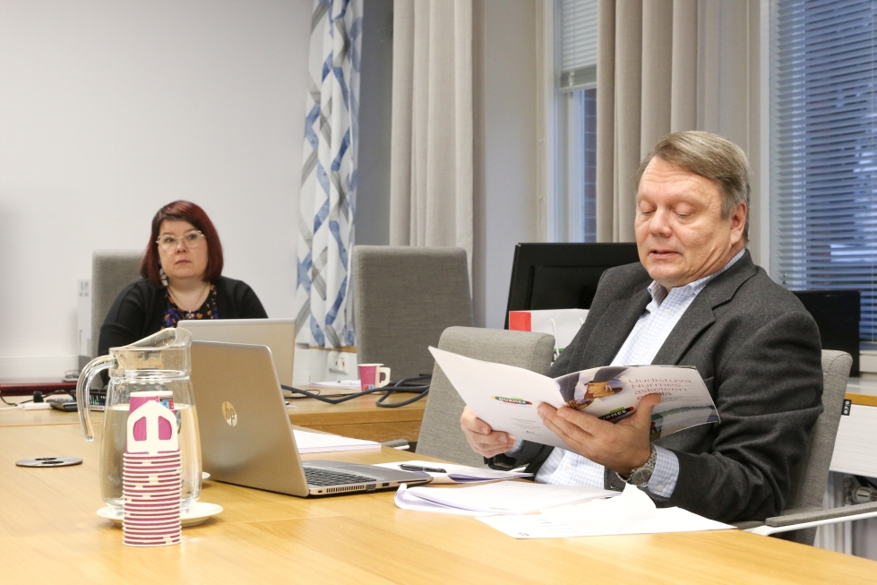 Vt. kaupunginjohtaja Kyösti Korhosen ja talousjohtaja Salla Ovaskaisen mukaan talousarvio sisältää paljon epävarmuutta.