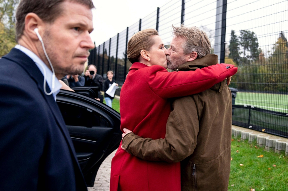 Tanskan sosiaalidemokraattien puheenjohtaja, pääministeri Mette Frederiksen suuteli aviomiehensä Bo Tengbergin kanssa äänestämisen jälkeen tiistaina Vaerlosessa Kööpenhaminan lähialueella.LEHTIKUVA / AFP