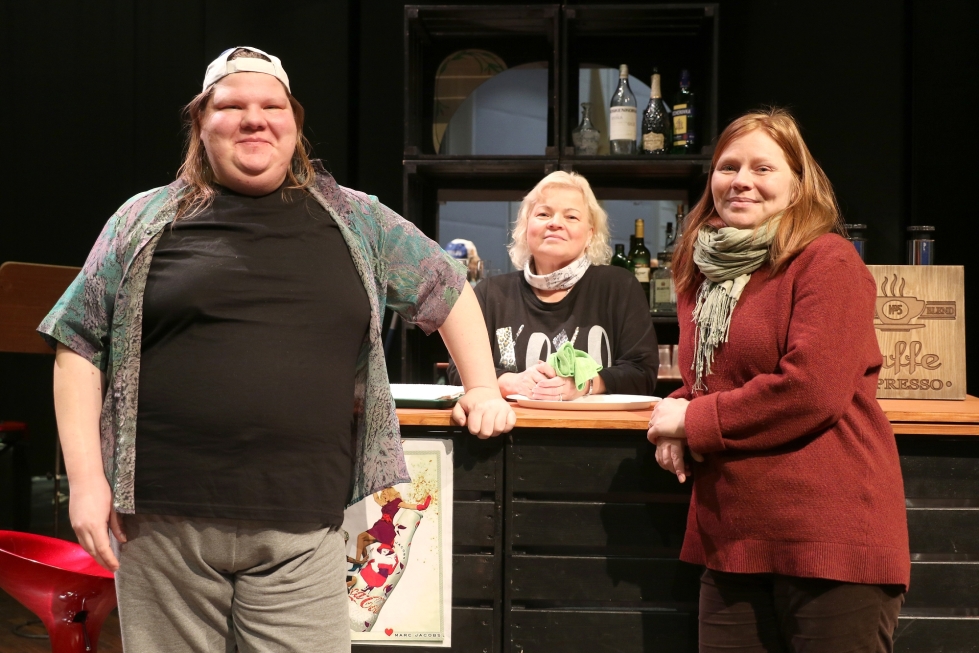 Katja Tarvainen (vas.) ja Vuokko Siponen näyttelevät Laura Kaljusen ohjaamassa Lieksan teatterin esityksessä.