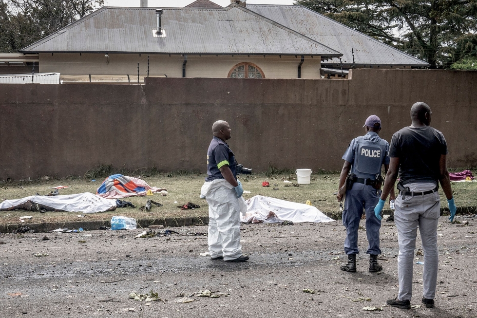 Etelä-Afrikan poliisi ja rikospaikkatutkijat tulivat paikalle tutkimaan onnettomuuspaikkaa. LEHTIKUVA/AFP