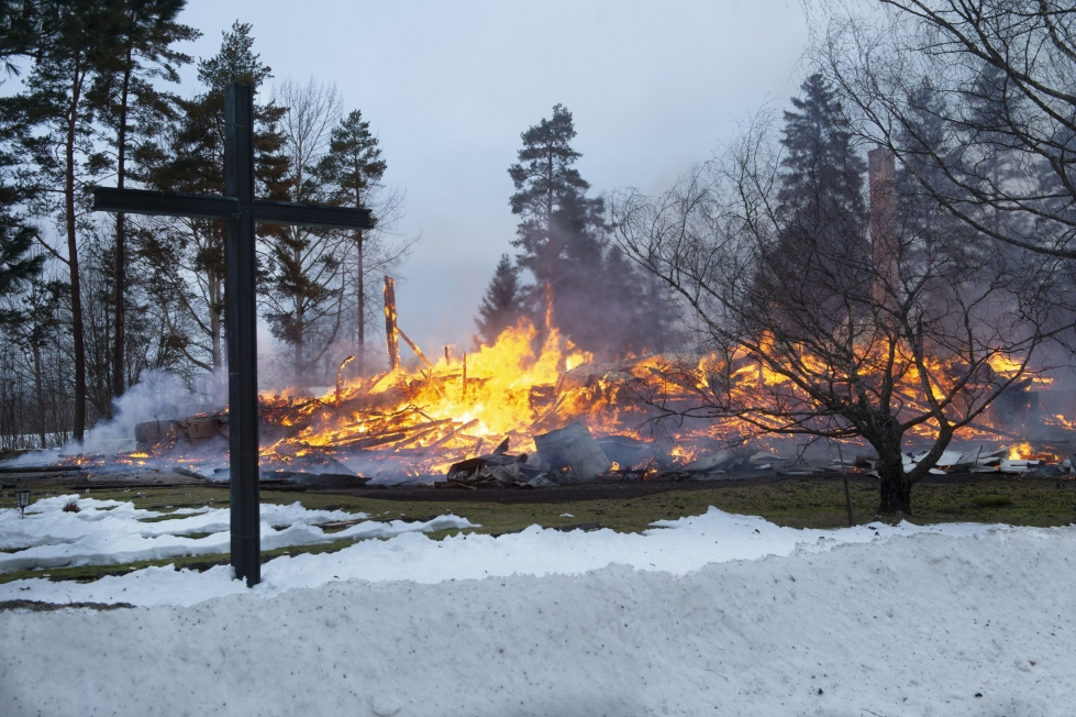 Puurakenteinen kirkko tuhoutui maan tasalle. Lehtikuva / Ari Nakari