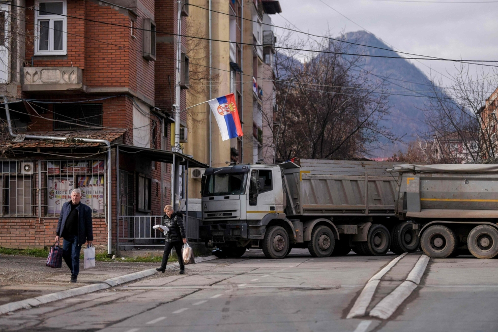 Serbian ja Kosovon raja-alueelle on esimerkiksi pystytetty tiesulkuja. Lehtikuva/AFP