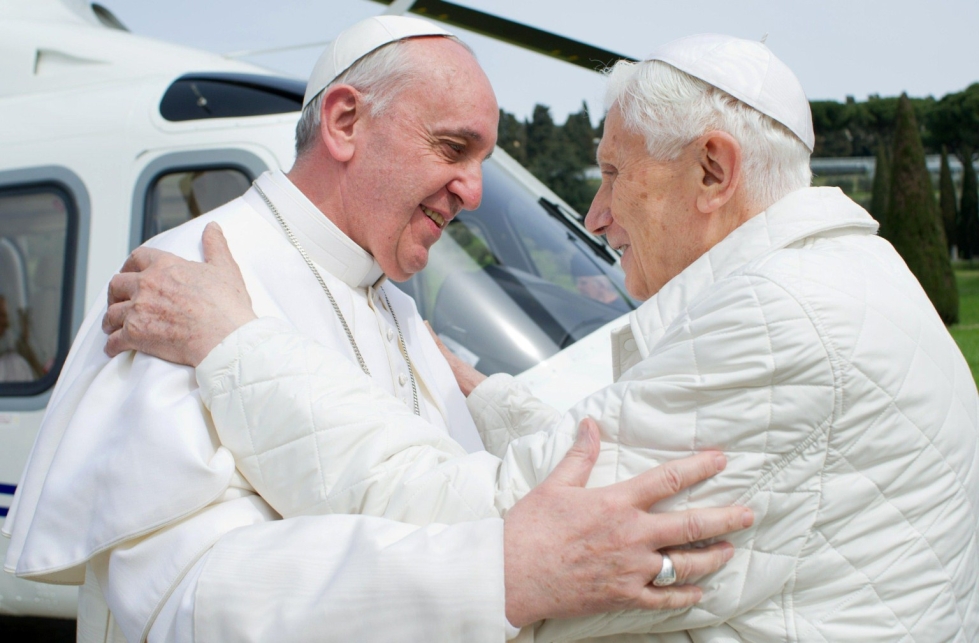 Emerituspaavi Benedict (oikealla) ja paavi Franciscus kuvassa vuonna 2013. Lehtikuva/AFP