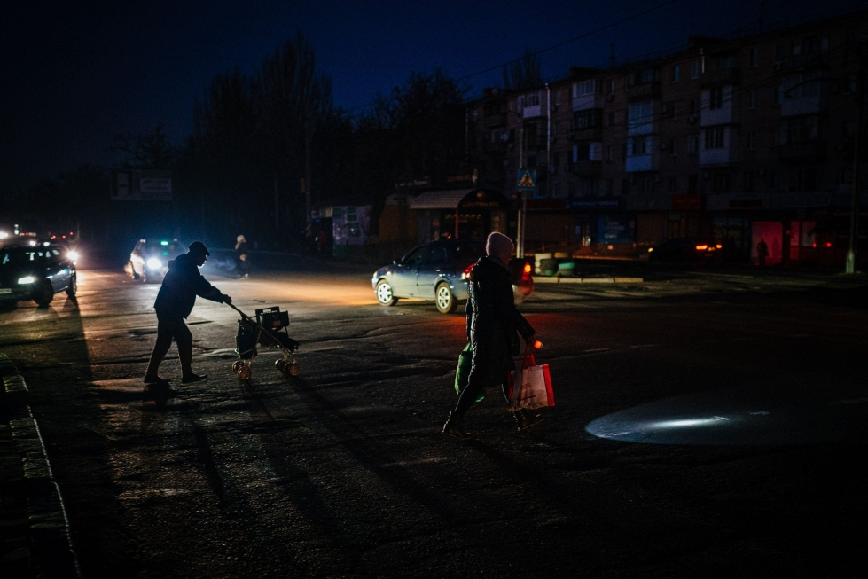 Ukrainan Mykolajivissa sähköt olivat lauantaina poikki ohjusiskun jälkeen. Osa ukrainalaisista aikoo kuitenkin juhlia läpi yön yhteisen päättäväisyyden osoituksena. LEHTIKUVA/AFP
