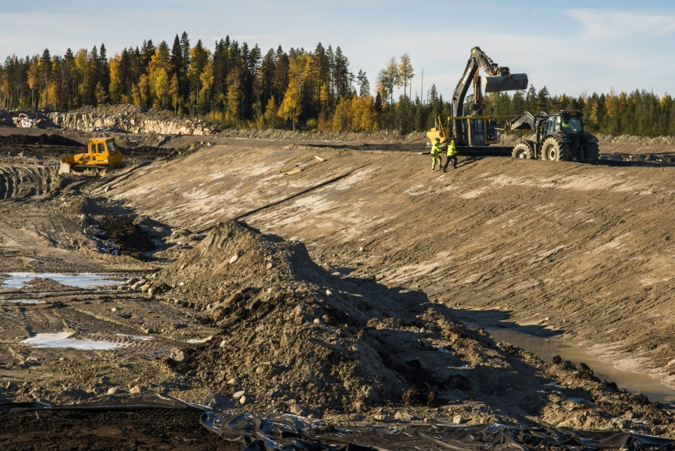 Arkistokuvassa Sotkamo Silverin hopeakaivoksen patoalueen rakentaminen käynnissä syksyllä 2018. LEHTIKUVA / KIMMO RAUATMAA