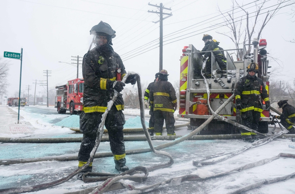 Muun muassa kylmyys on vaikeuttanut pelastajien töitä. Kuva aatonaatolta Detroitista, jossa palokunta poisti jäätä paloletkuista. LEHTIKUVA/AFP