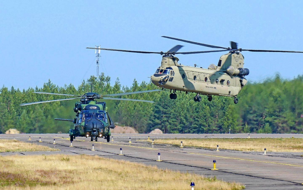 Utin jääkärirykmentin harjoituksiin elokuussa osallistui myös yhdysvaltalainen CH-47 Chinook -helikopteri (oikealla).