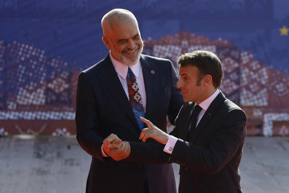Albanian pääministeri Edi Rama toivotti Ranskan presidentin Emmanuel Macronin tervetulleeksi kokoukseen. LEHTIKUVA/AFP