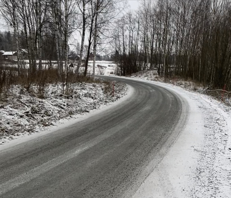 Kylätien varrella Pyhäselän Mulossa oli lunta niukalti marraskuun viimeisenä päivänä.