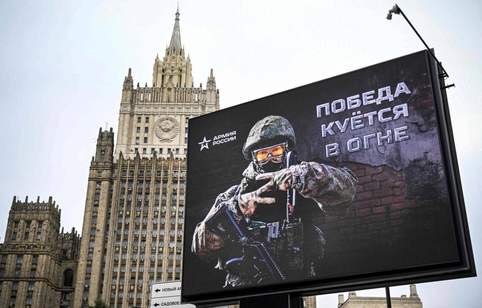"Voitto taoaan tulessa" julisti sotaisa mainostaulu Venäjän ulkoministeriön rakennuksen edustalla.