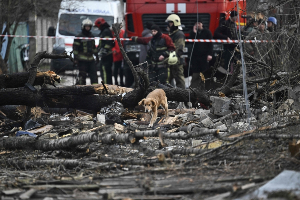 Pommitusten aiheuttamia tuhoja torstaina Kiovan laitamilla. LEHTIKUVA/AFP