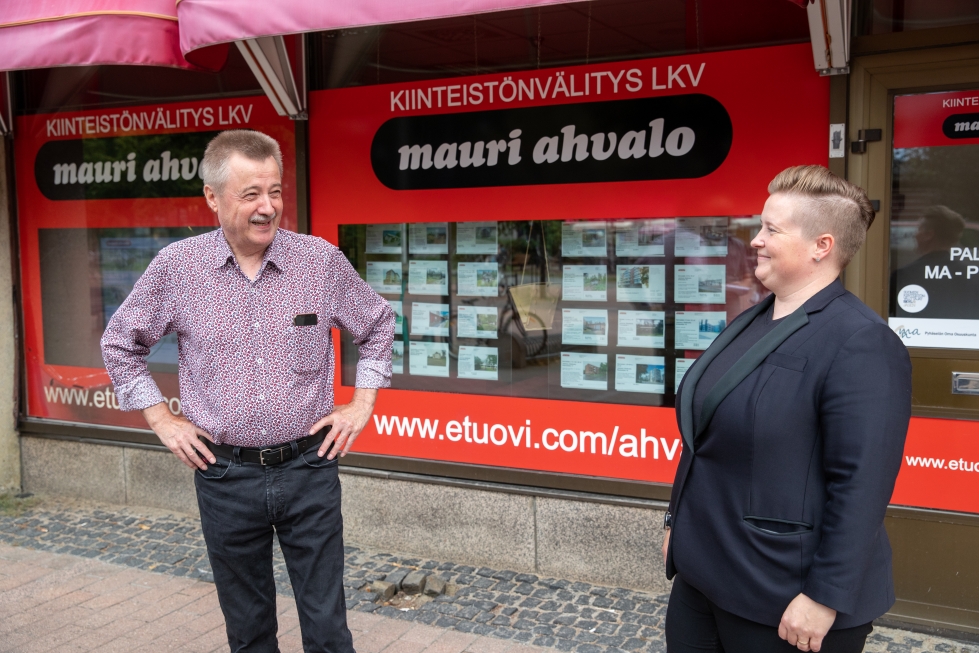 Mauri Ahvalo ja Maaret Siira kehuvat molemmat työyhteisönsä yhteishenkeä.