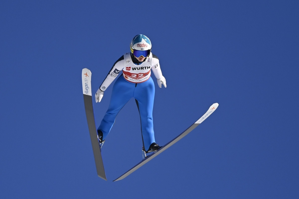Jenny Rautionaho hyppäsi torstaina HS98-mäestä 87,5 ja 80,5 metriä. Arkistokuva. LEHTIKUVA / EMMI KORHONEN