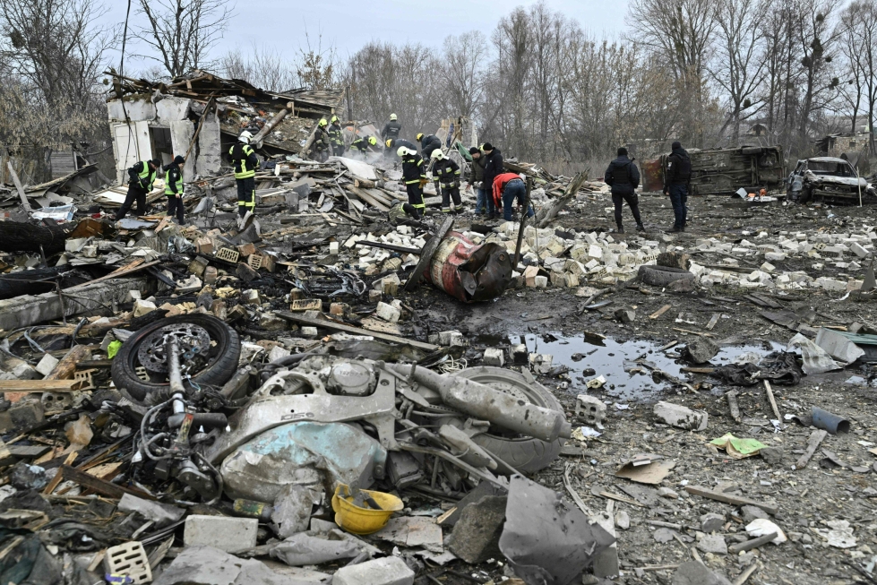Asuinalueella Kiovan liepeillä raivattiin torstaina ohjusiskun aiheuttamia tuhoja. LEHTIKUVA / AFP