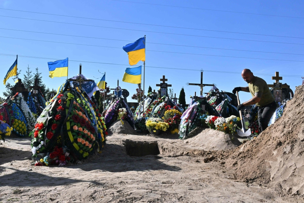 Presidentti Zelenskyin neuvonantajan mukaan Ukrainassa on kuollut Venäjän hyökkäyksen jälkeen 10 000–13 000 ukrainalaissotilasta. LEHTIKUVA/AFP