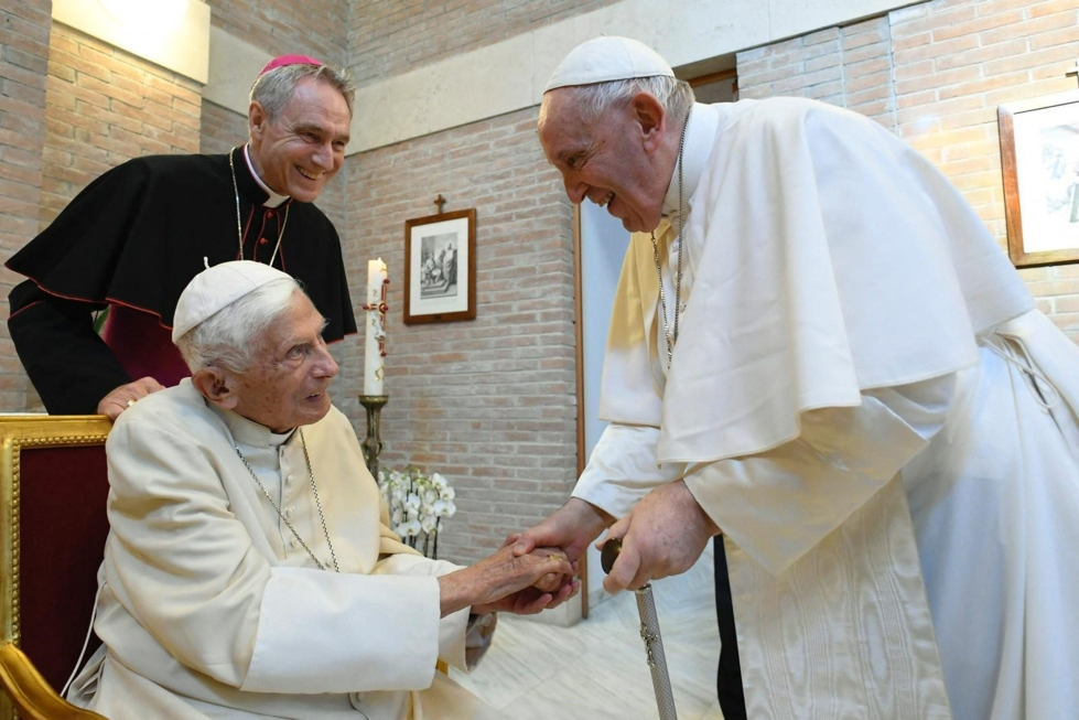 Paavi Franciscus (oikealla) kertoi keskiviikkona, että 95-vuotias Benedictus on hyvin sairas. LEHTIKUVA/AFP