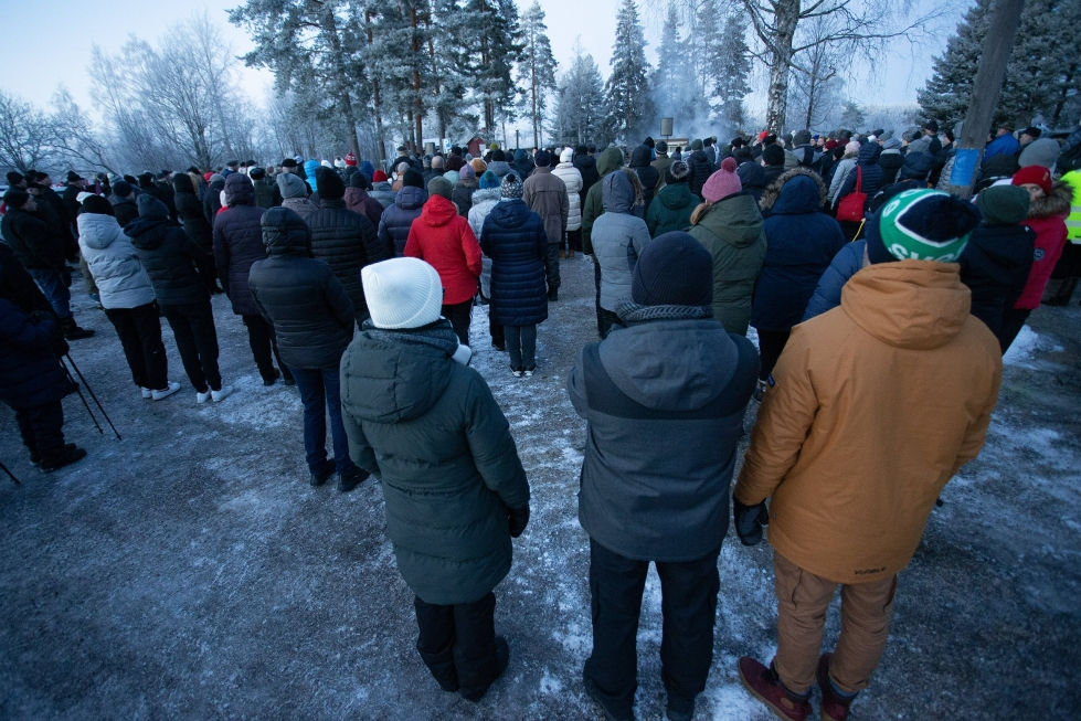 Rautjärven kirkon raunioiden äärellä pidettiin maanantaina rukoushetki. LEHTIKUVA / Lauri Heino