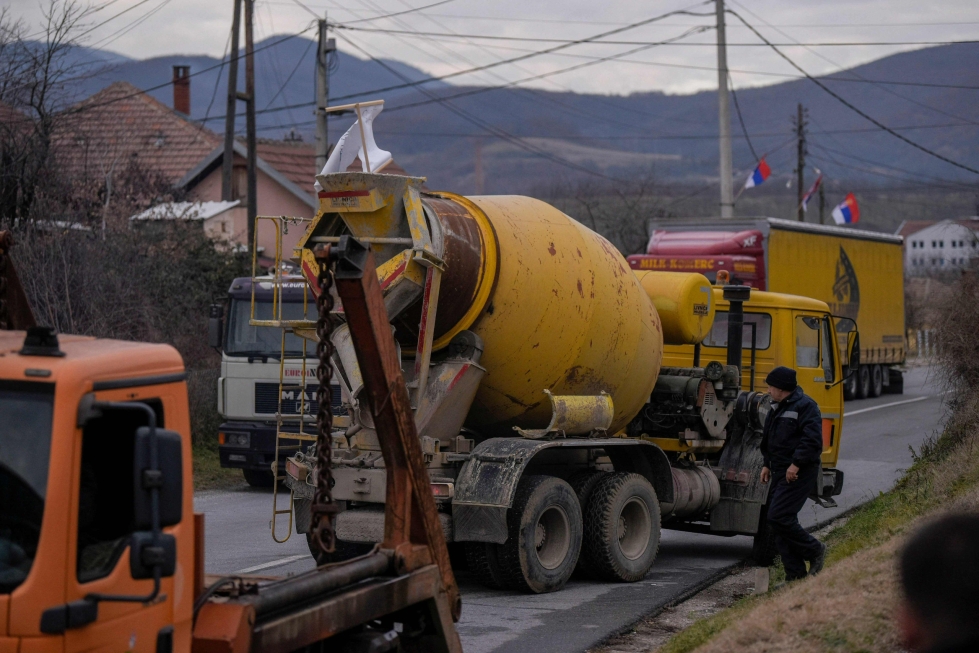 Tiesulkua purettiin torstaina Zvecanin kaupungin lähistöllä. LEHTIKUVA/AFP
