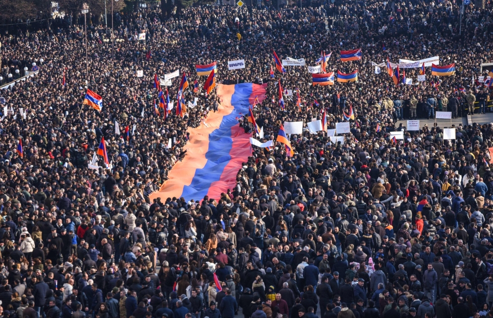 Mielenosoittajat kokoontuivat alueen suurimpaan kaupunkiin Stepanakertiin. LEHTIKUVA/AFP