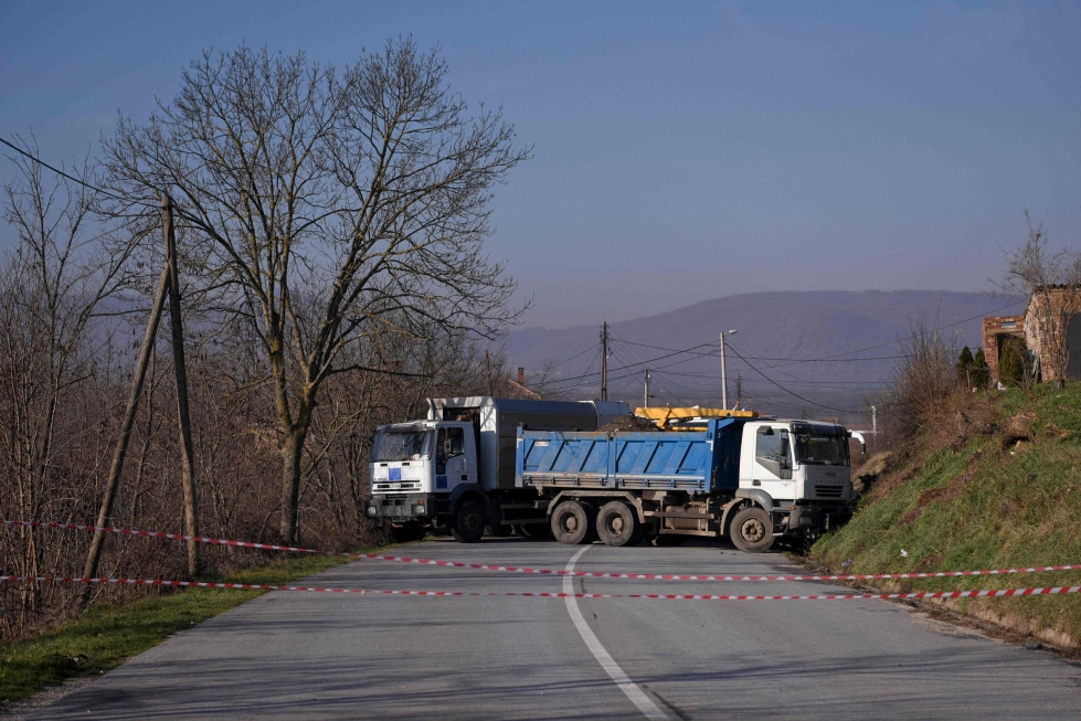 Serbivoittoisessa Pohjois-Kosovossa on asetettu tiesulkuja. LEHTIKUVA/AFP