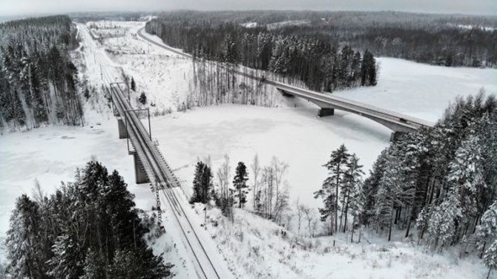 170 metriä pitkä silta rakennetaan Syrjäsalmen nykyisen ratasillan ja 6-tien väliin.