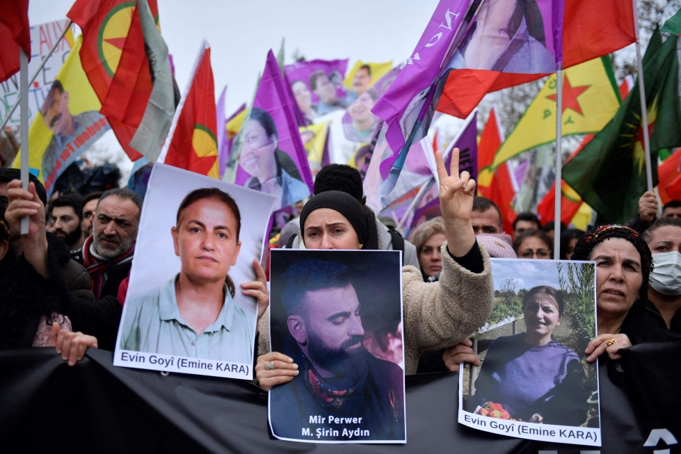 Miestä epäillään kolmen ihmisen kuoliaaksi ampumisesta kurdien kulttuurikeskuksessa sekä kampaamossa perjantaina Pariisissa. LEHTIKUVA / AFP