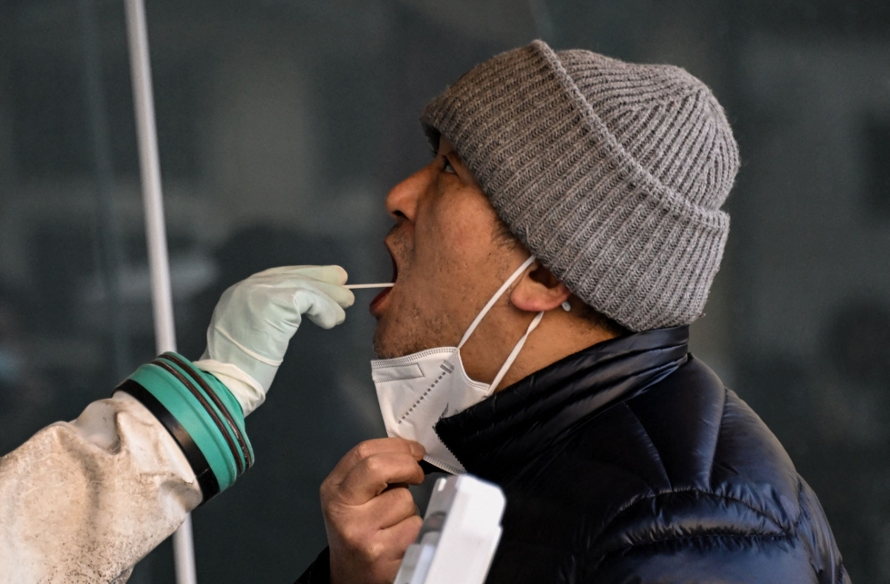 Virustartunnat ovat alkaneet levitä Kiinassa kovalla vauhdilla. Kuva Pekingistä tapaninpäivältä. LEHTIKUVA/AFP