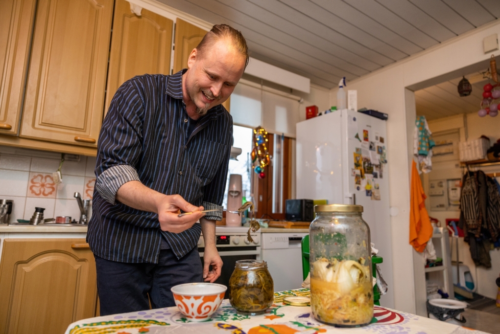 Jussi Sinkkonen säilöö villivihanneksia purkkiin fermentoimalla. Kuvan purkeissa säilössä on nokkosta, vuohenputkea ja kimchiä.
