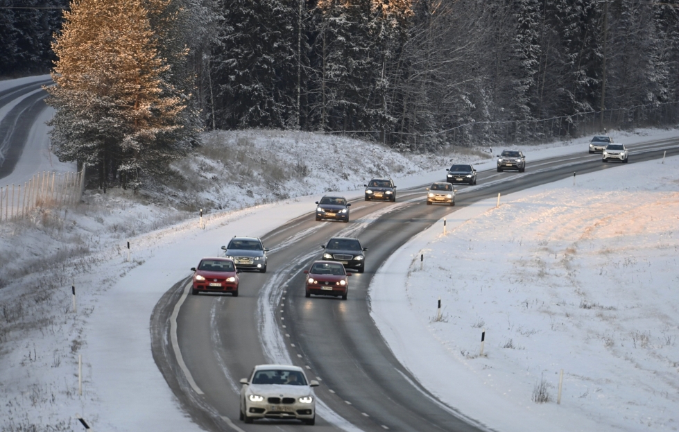 Tieliikennekeskuksesta muistutettiin, että myös hyvällä talvikelillä maanteillä on paikoin liukkaita kohtia. LEHTIKUVA / HEIKKI SAUKKOMAA