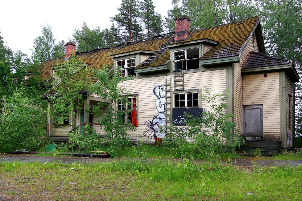 Kerran niin vilkas menomesta Vallisärkkä rapistui jäätyään käyttöä vaille. Arkistokuva on vuodelta 2012. Rakennukset purettiin vuonna 2014.