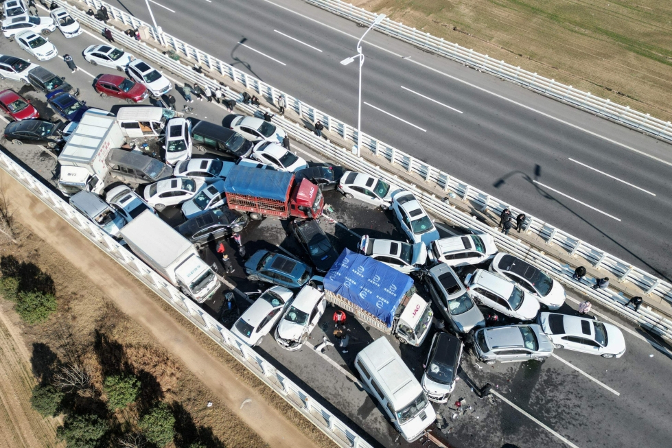 Kolarisuma sai alkunsa, kun näkyvyys moottoritiellä huononi lähellä Zhengzhoun kaupunkia Henanin maakunnassa Kiinassa. Lehtikuva/AFP