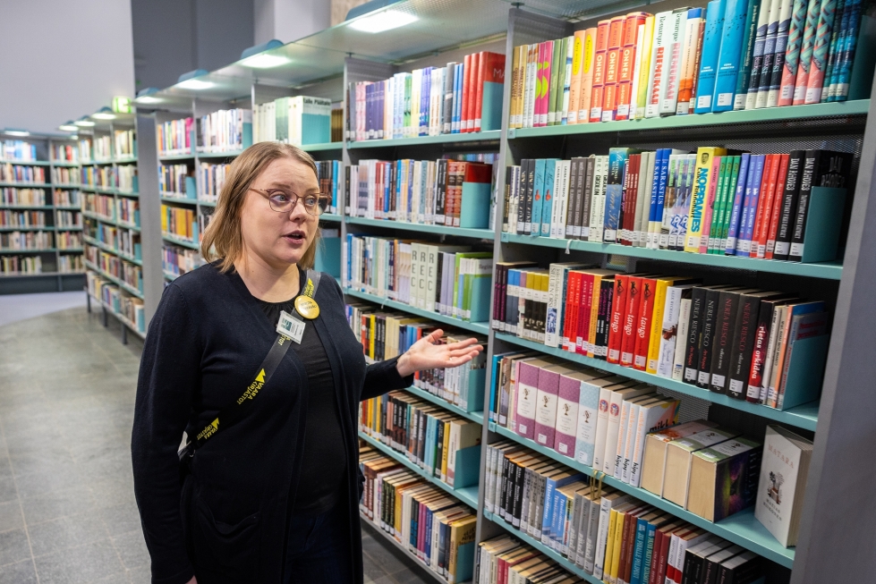 Joululoma näkyy Hanna-Maija Laaksosen mukaan Vaara-kirjastojen lainausmäärissä. "Moni aloitti loman hakemalla lukemista.”