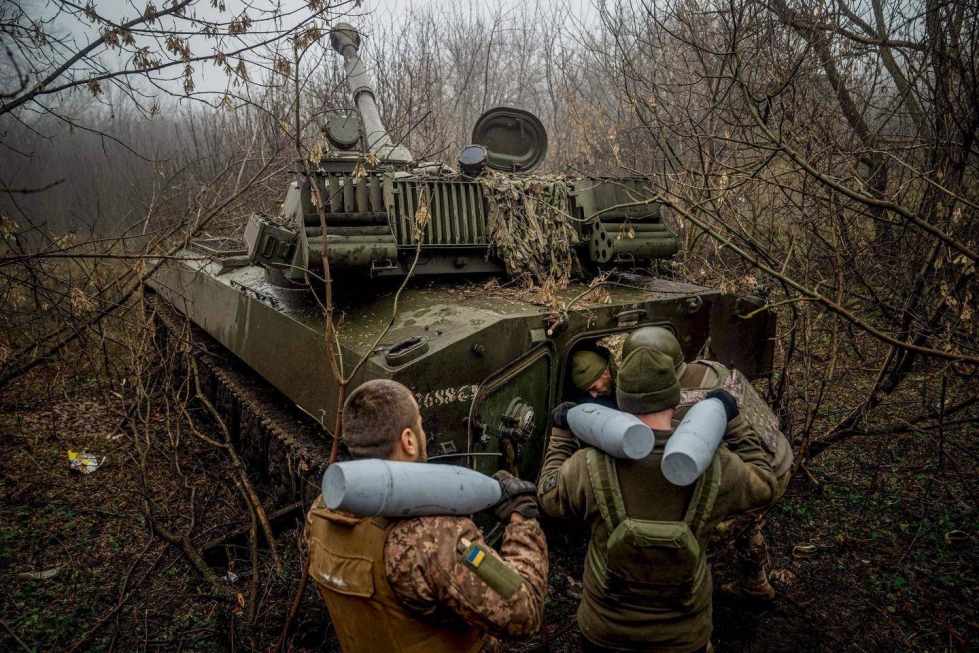 Ukrainalaiset sotilaat latasivat ammuksia haupitsiin Bakhmutin läheisyydessä muutama viikko sitten.