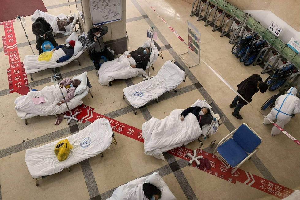 Nollapolitiikka suojasi Kiinan terveydenhoitoa ylikuormitukselta. Kuva Chongqingista 23. joulukuuta. LEHTIKUVA/AFP
