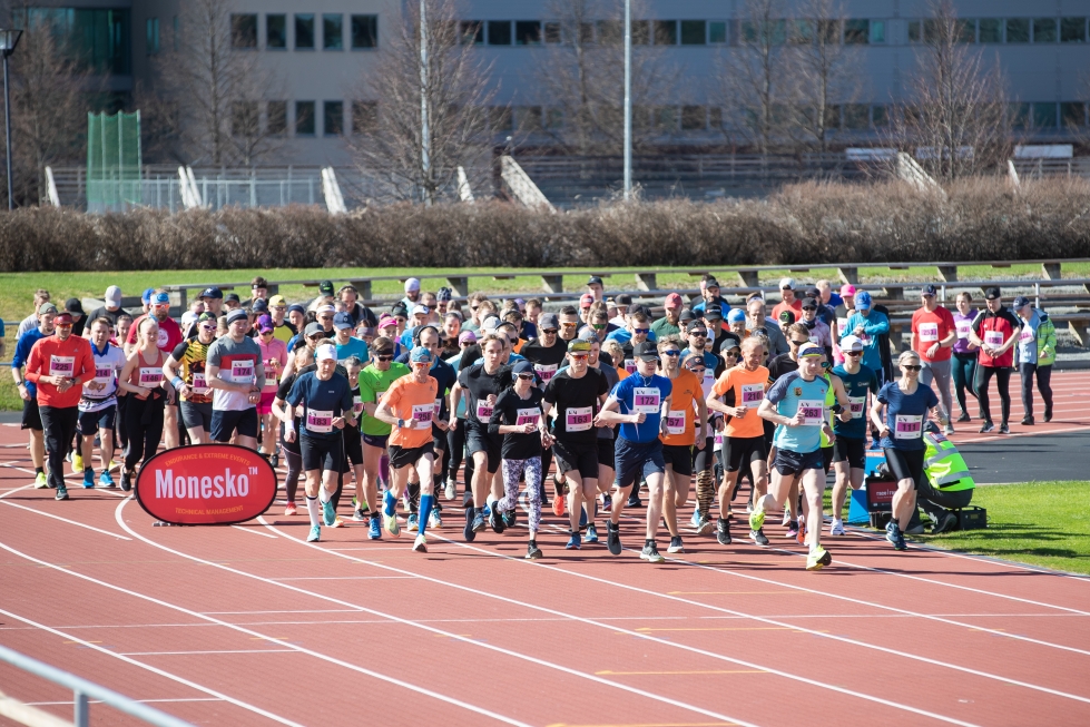 Joensuu Run keräsi viime toukokuussa noin 370 juoksijaa. Kuva puolimaratonin lähdöstä Joensuun keskuskentältä.