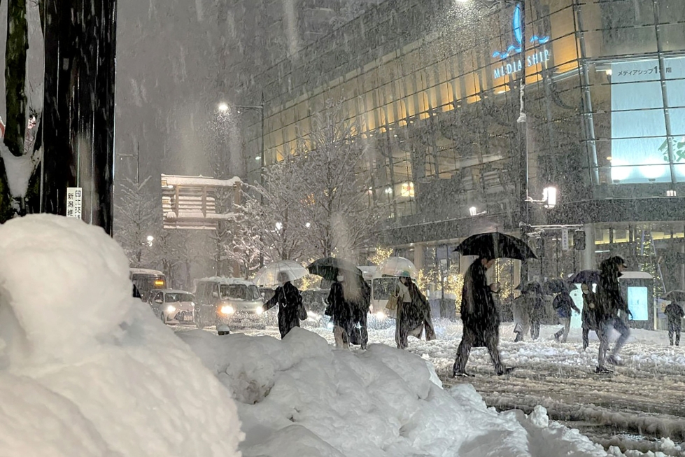 Japanissa runsaat lumisateet joulukuun loppupuoliskolla ovat aiheuttaneet ainakin 17 ihmisen kuoleman ja kymmenien loukkaantumisen, maan viranomaiset kertoivat maanantaina. LEHTIKUVA / AFP