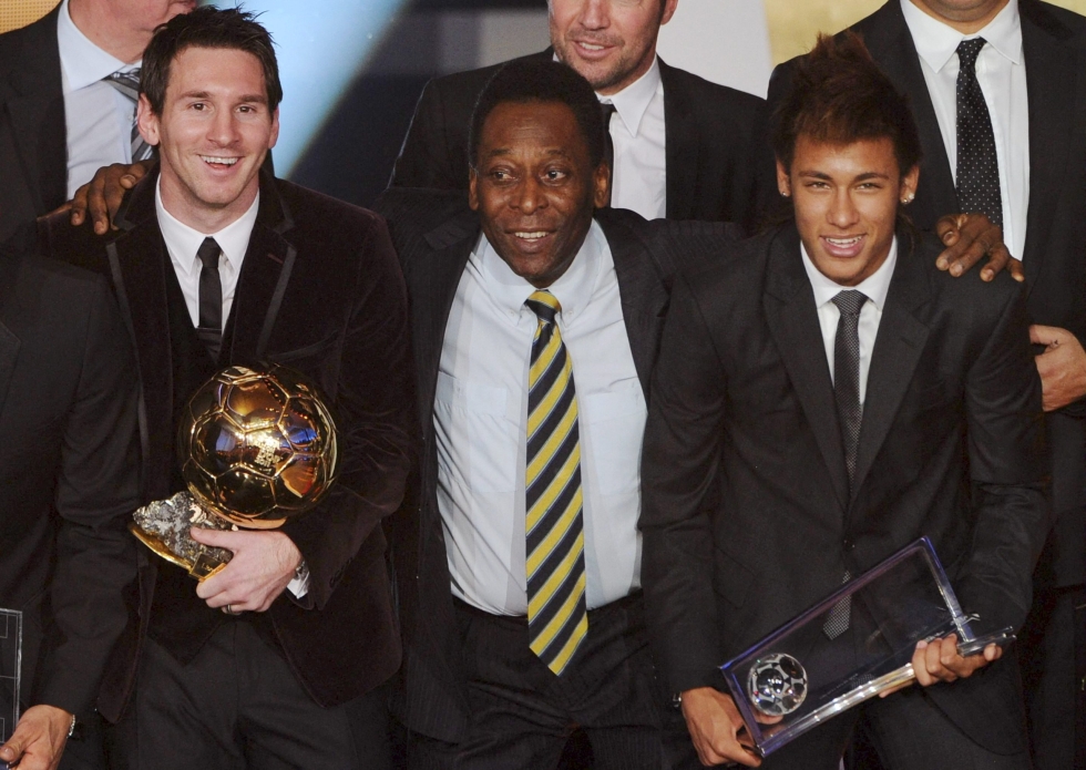 Lionel Messi, Pele ja Neymar vuonna 2012. Pele kuoli 82-vuotiaana sairastettuaan syöpää. LEHTIKUVA / AFP