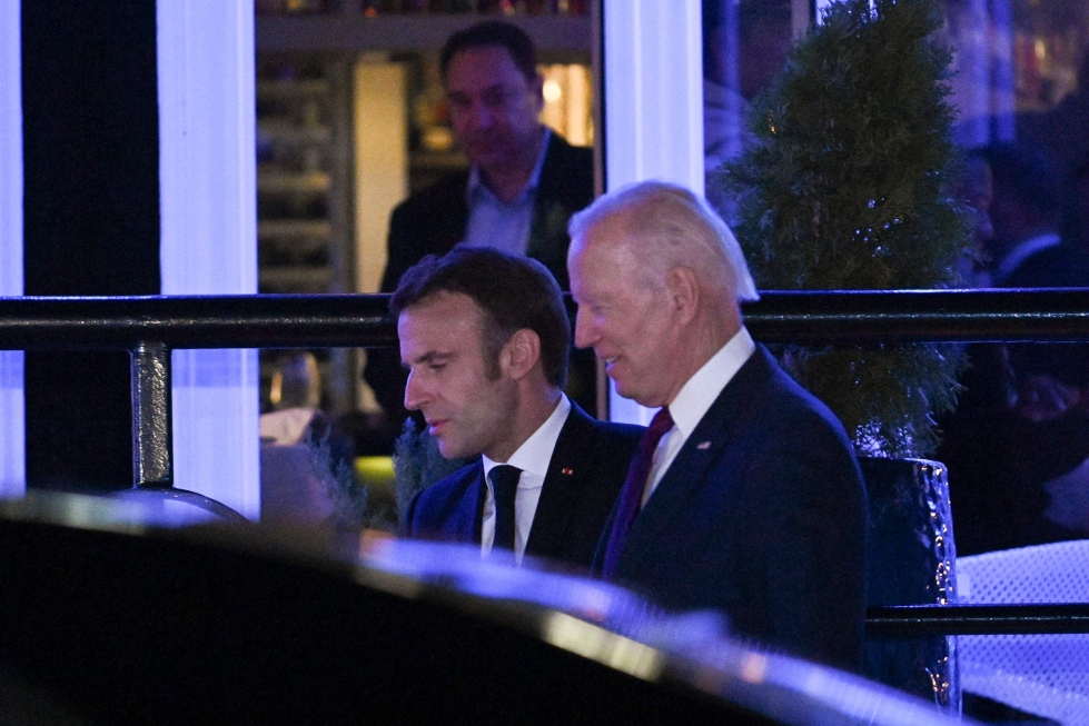 Ranskan presidentti Emmanuel Macron (vas.) ja Yhdysvaltain presidentti Joe Biden keskustelevat tänään Valkoisessa talossa. Kuva keskiviikolta. LEHTIKUVA/AFP