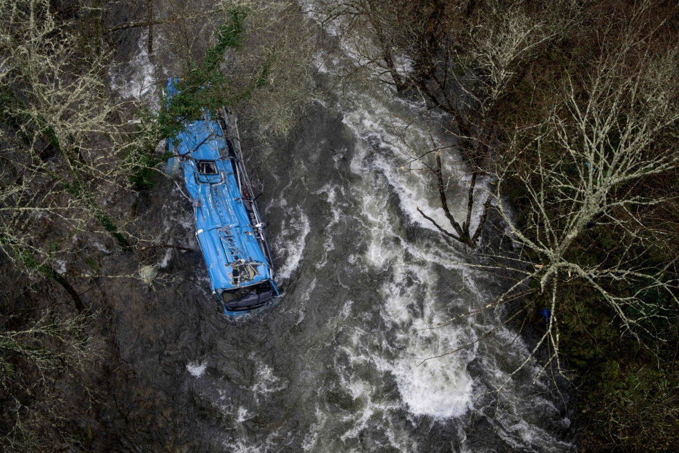 Bussi ajautui jokeen jouluaattoiltana Luoteis-Espanjan Galician itsehallintoalueella. LEHTIKUVA / AFP