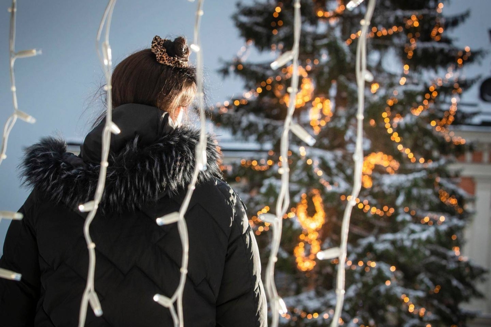 Kuopiolainen Jenna on yksinhuoltajaäiti seitsemälle lapselle, joista neljä asuu vielä kotona. Joulu tuo isot paineet, mutta vähemmälläkin rahalla saa aikaan onnellisen juhlan.