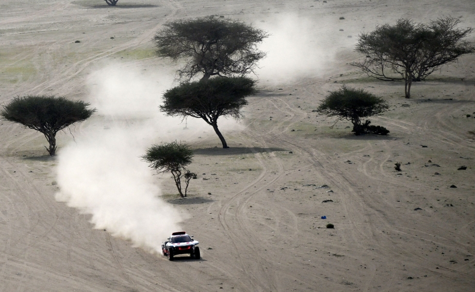Carlos Sainz voitti perinteikkään Dakar-rallin autoluokan avausetapin. LEHTIKUVA / AFP