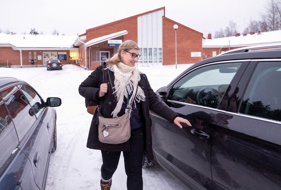 Kehittäjäsosionomi Mira Piiroinen tekee paljon kotikäyntejä Tohmajärven ja Kiteen alueella. Suurin osa asiakkaista on ikäihmisiä.
