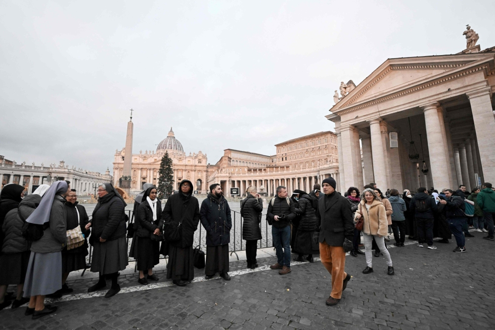 Tuhannet katolilaiset ovat saapuneet Vatikaaniin kunnioittamaan emerituspaavi Benedictus XVI:ta, jonka ruumis on esillä Pietarinkirkossa. LEHTIKUVA/AFP