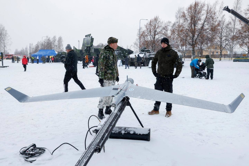 Maavoimat käyttää minilennokkeja muun muassa tiedusteluun. Jääkäri Tuukka Ingers esitteli lennokkia Aaron Timlinille itsenäisyyspäivän valtakunnallisen paraatin kalustoesittelyssä Haminassa viime joulukuussa.